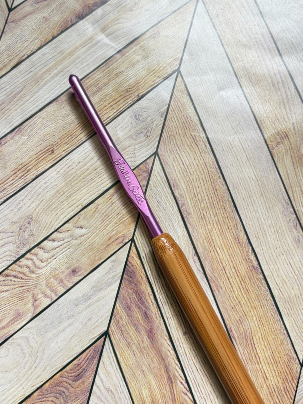 Susan Bates Crochet Hook - Purple Aluminum Shaft with Bamboo Handle